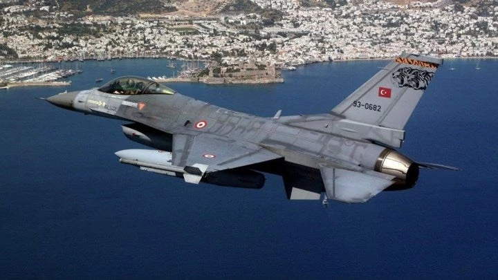 Επανήλθαν στις προκλήσεις οι Τούρκοι μετά την εκλογή Ερντογάν – Σκληρές αερομαχίες και μια εμπλοκή πάνω από το Αιγαίο (βίντεο)